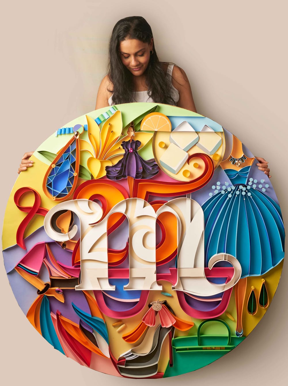 Sabeena Karnik mit einer ihrer farbenfrohen Arbeiten.